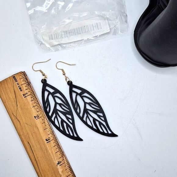 Black wooden carved stencil leaf shape earrings boho jewelry - Picture 3 of 3